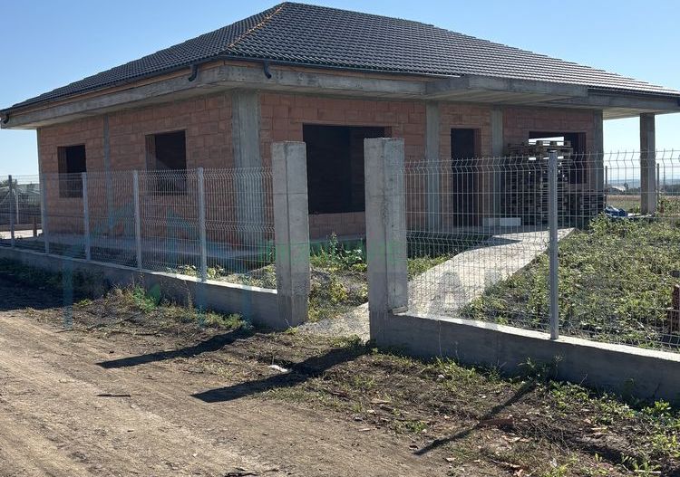 Casă la roșu cu beci de 30 mp și curte betonată, Târgu Frumos - Poză 1