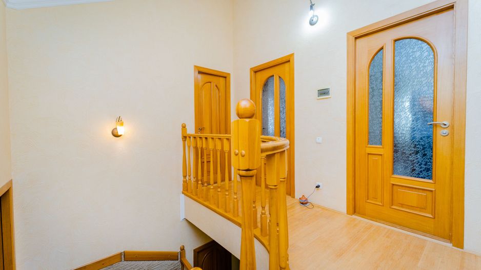 Casă în Chișinău, de vânzare, cu suprafața de 270 m2 pe teren de 6 ari or. Codru. - Poză 14