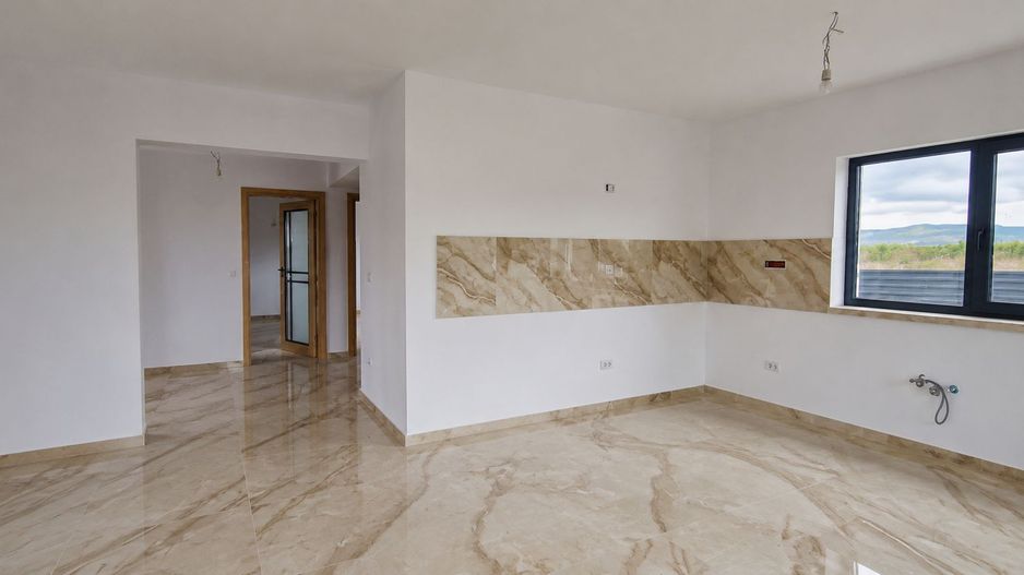 Casa plan parter 3 camere 70 mp/teren 400 mp Ciurbesti 149000 euro - Poză 5