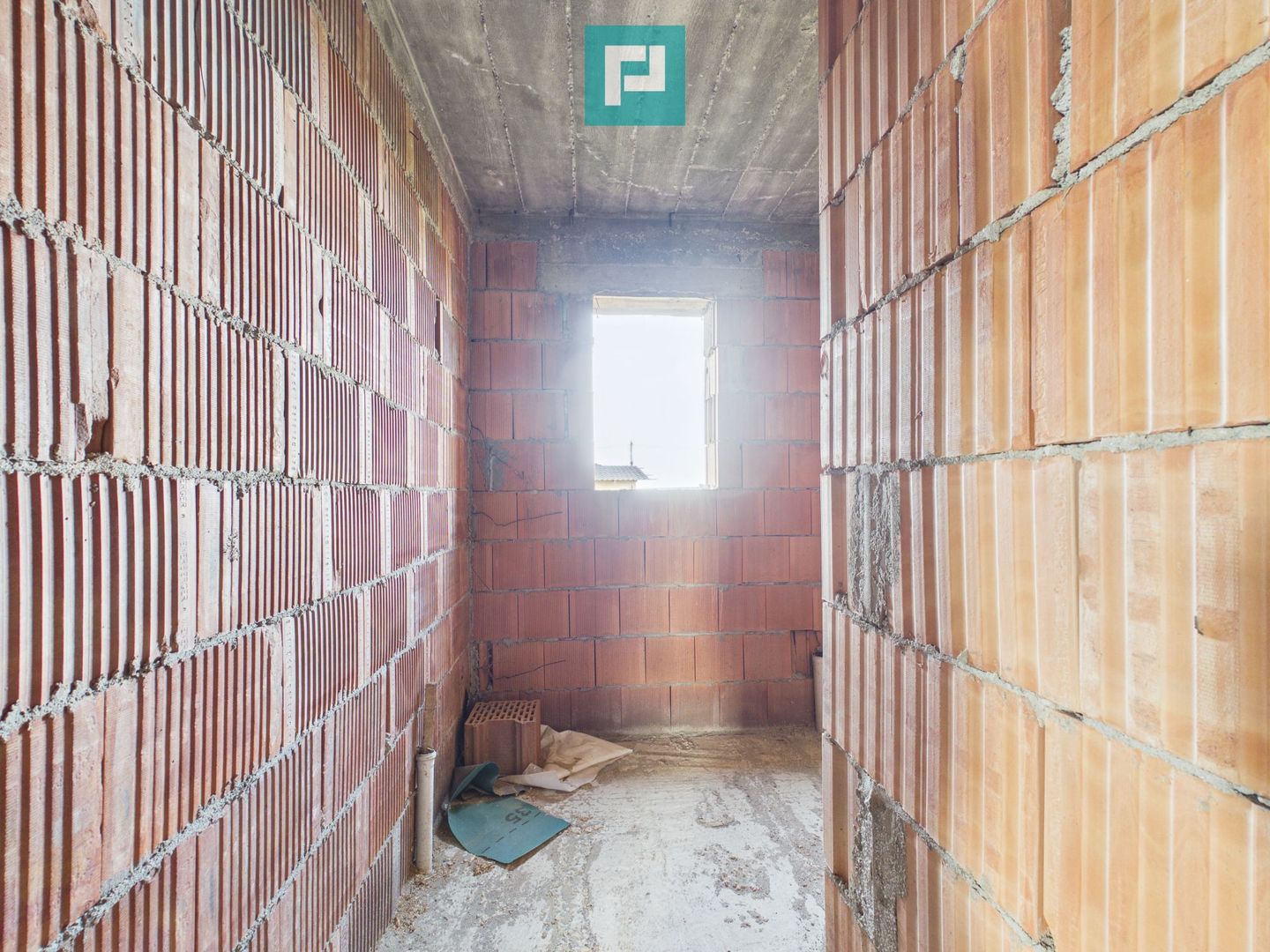 Casă la roșu cu  6 camere,  teren 500 mp în Aluniș - Poză 12