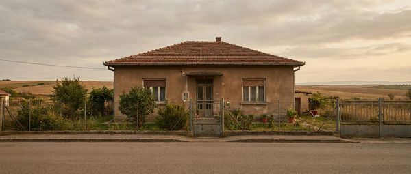 Ai o casă sau un teren fără acte într-o comună din Argeș? Cum devii proprietar prin uzucapiune