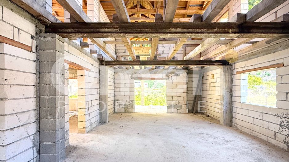 Casa la rosu de 304 mp utili, in Baita,Maramure-colț de rai într-o zonă retrasă - Poză 2