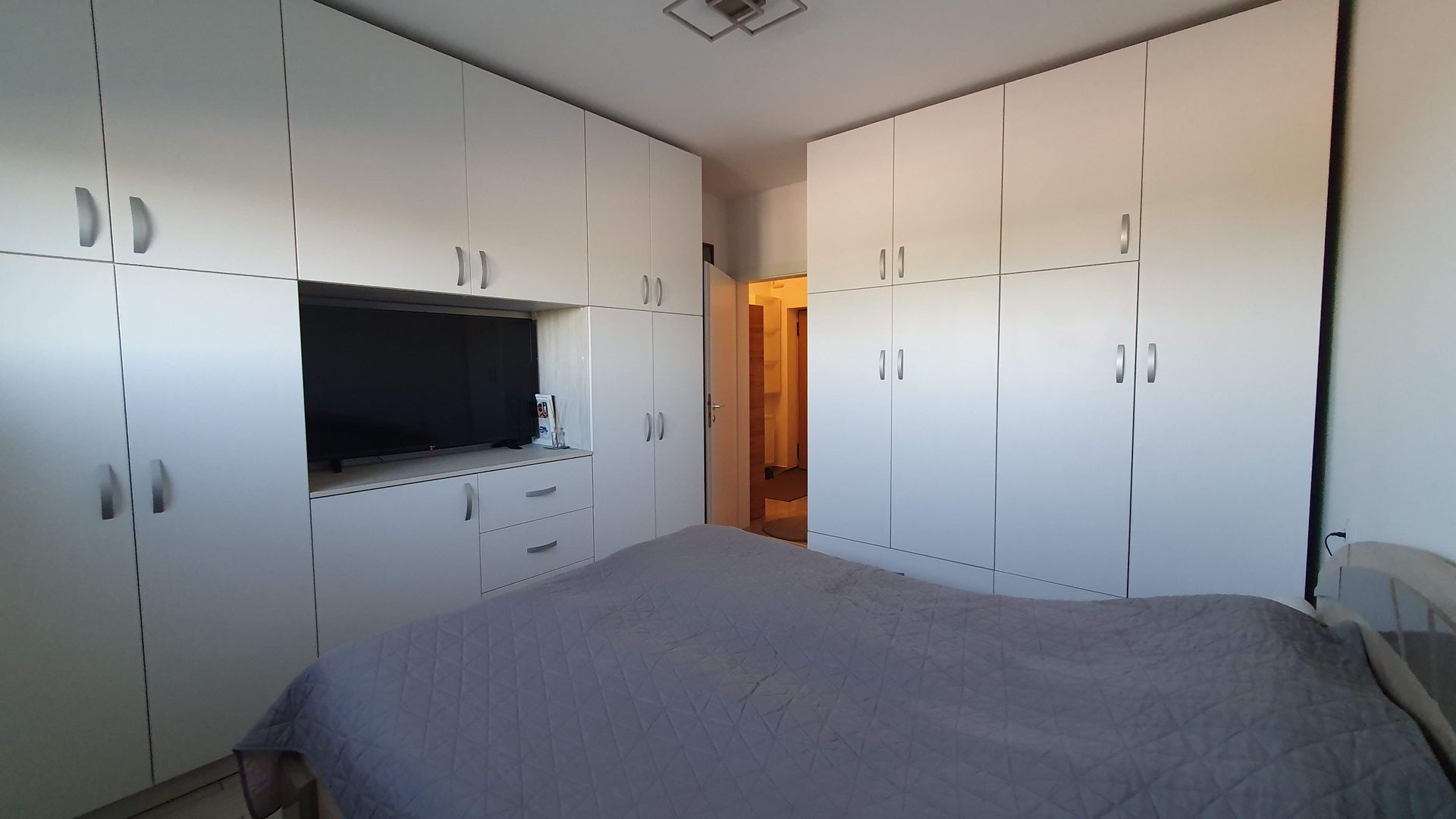 Bloc nou, Tractorul apartament mobilat la parter cu balcon si parcare - Poză 7