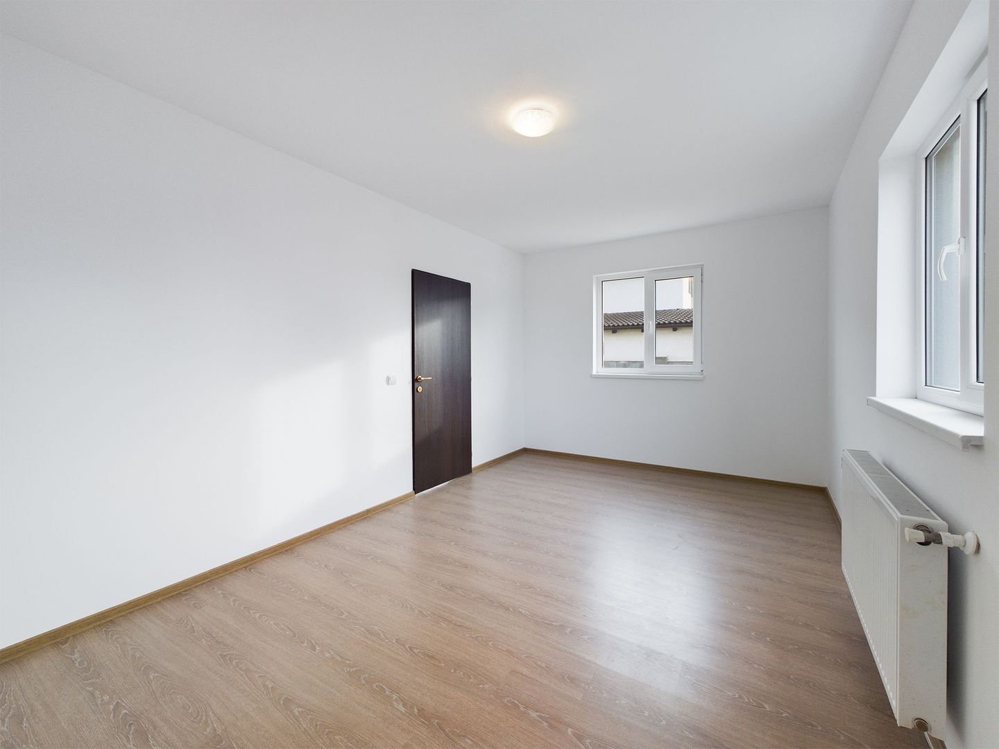 Vilă cu 3 camere la cheie în Bujac - Poză 4