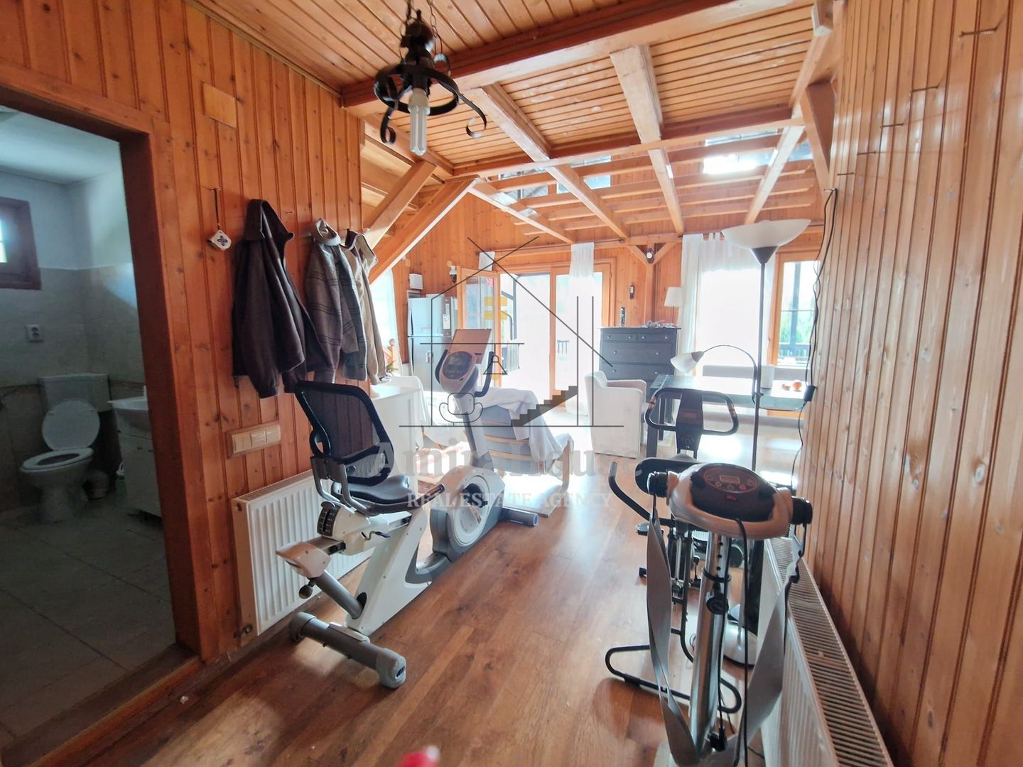 Casa din lemn D+P+M de 400 mp utili si teren 3.000 mp zona Faget - Poză 19