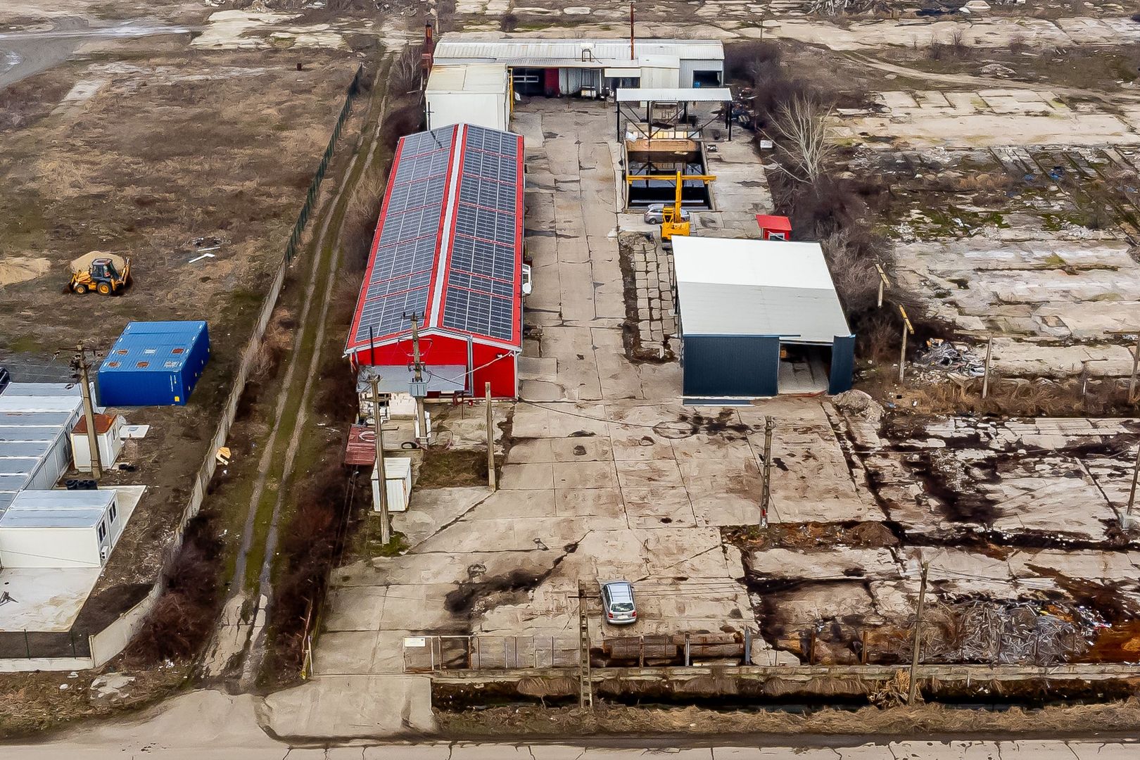 Spații industriale cu panouri fotovoltaice si platformă betonată - Poză 2