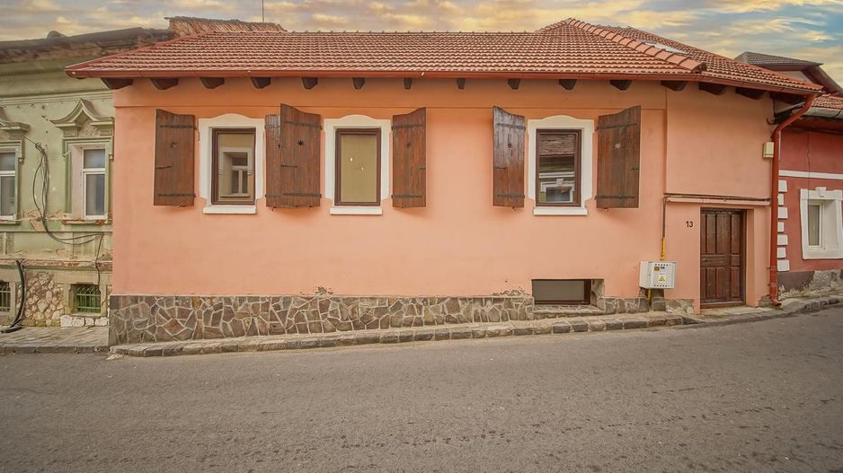 Casa de vanzare in centrul Brasovului - curte privata si pivnita - Poză 3