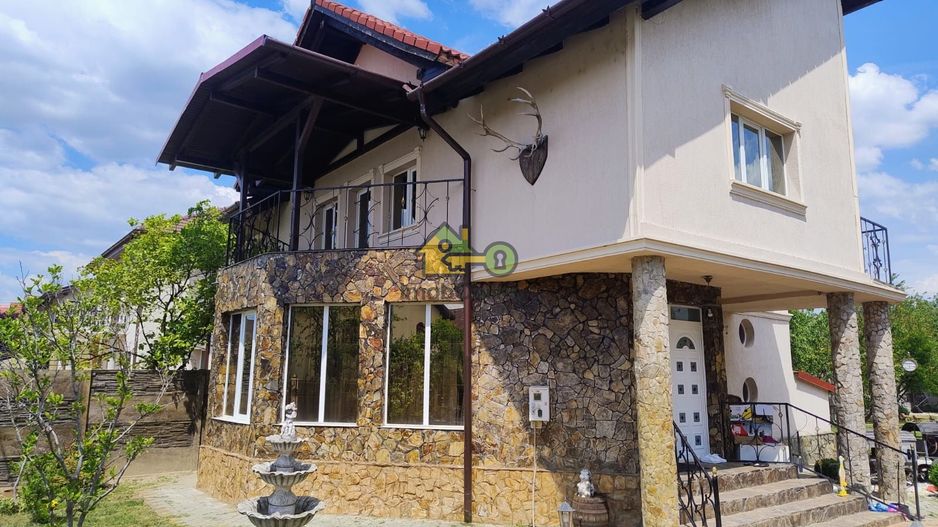 Vilă elegantă cu design luxos și grădină superb amenajată în Șag - Poză 1