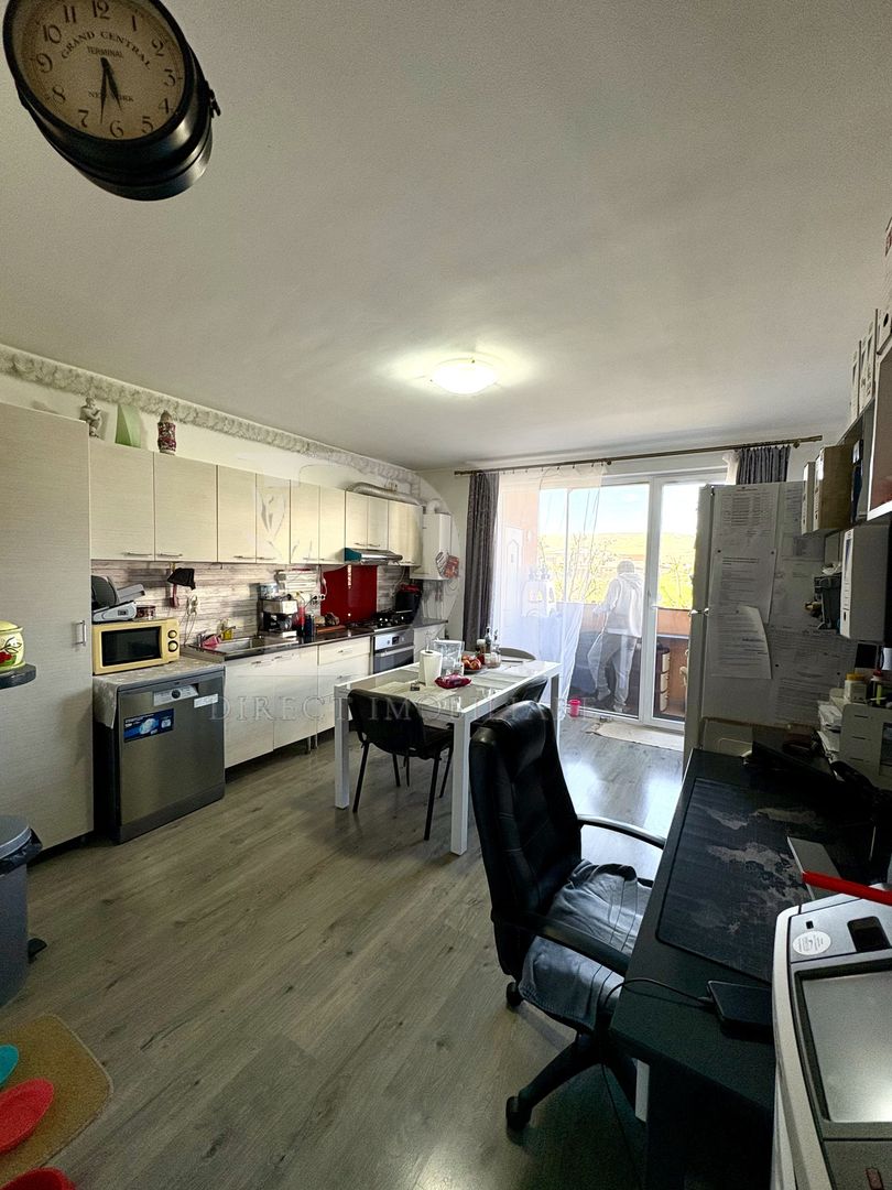 Apartament cu 3 camere -zona Eroilor Floresti - Poză 2