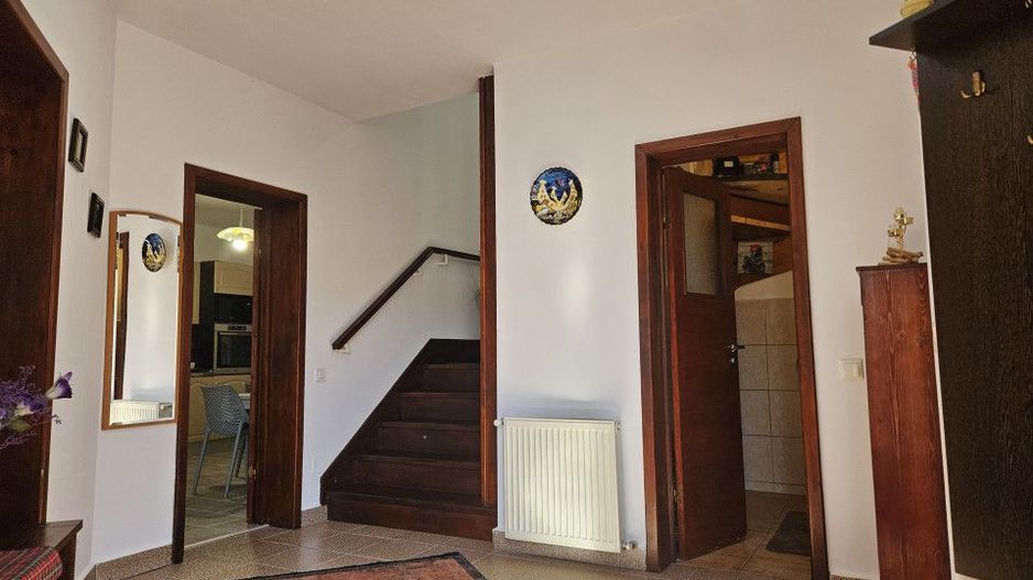 Vilă P +M în centrul orașului Otopeni, 7 + camere, anexe apartament - Poză 3