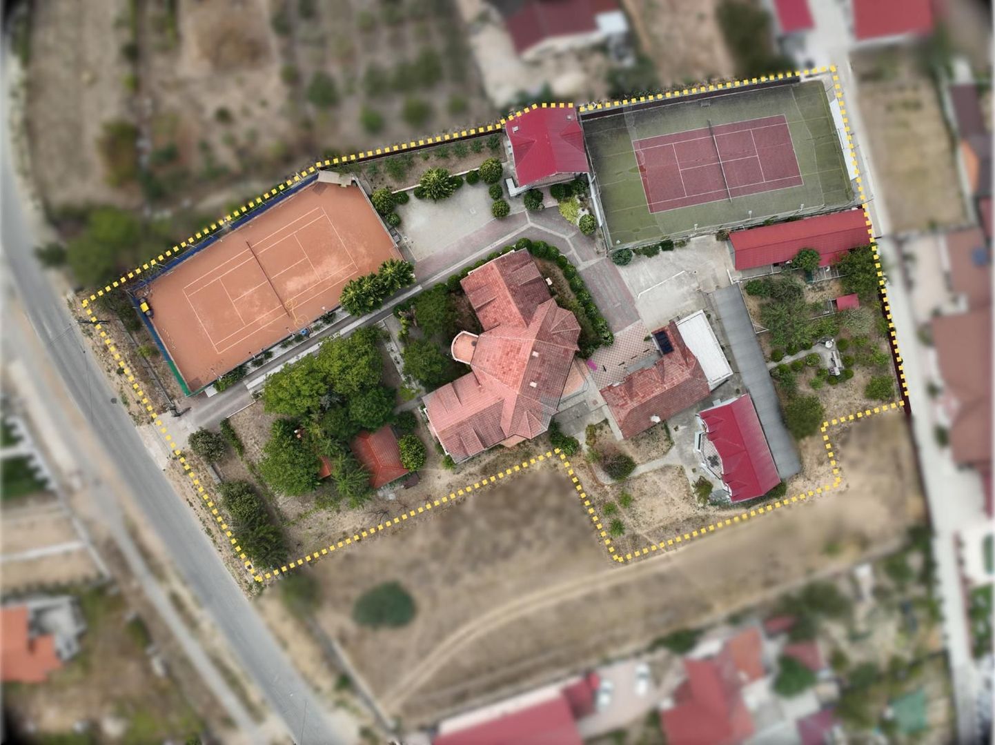Complex turistic pe un domeniu de 5.375 mp | Sânmartin - Poză 1