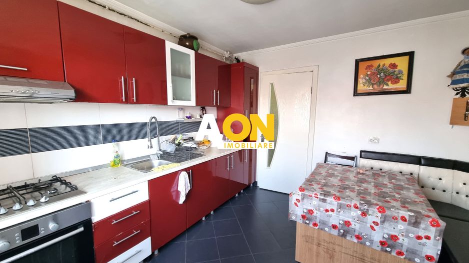 De inchiriat apartament 3 camere, zona Piata, Cetate - Poză 1