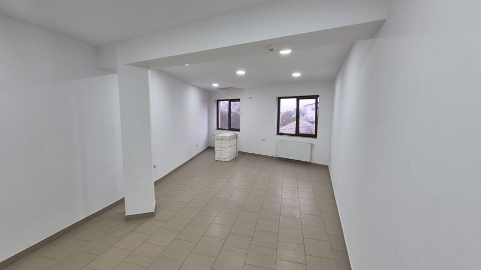 Spatiu de birouri generos - Poză 4