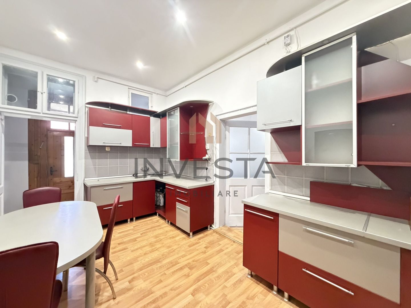 Casa cu 4 camere de inchiriat cu 2 locuri de parcare, zona 7 Strazi - Poză 3