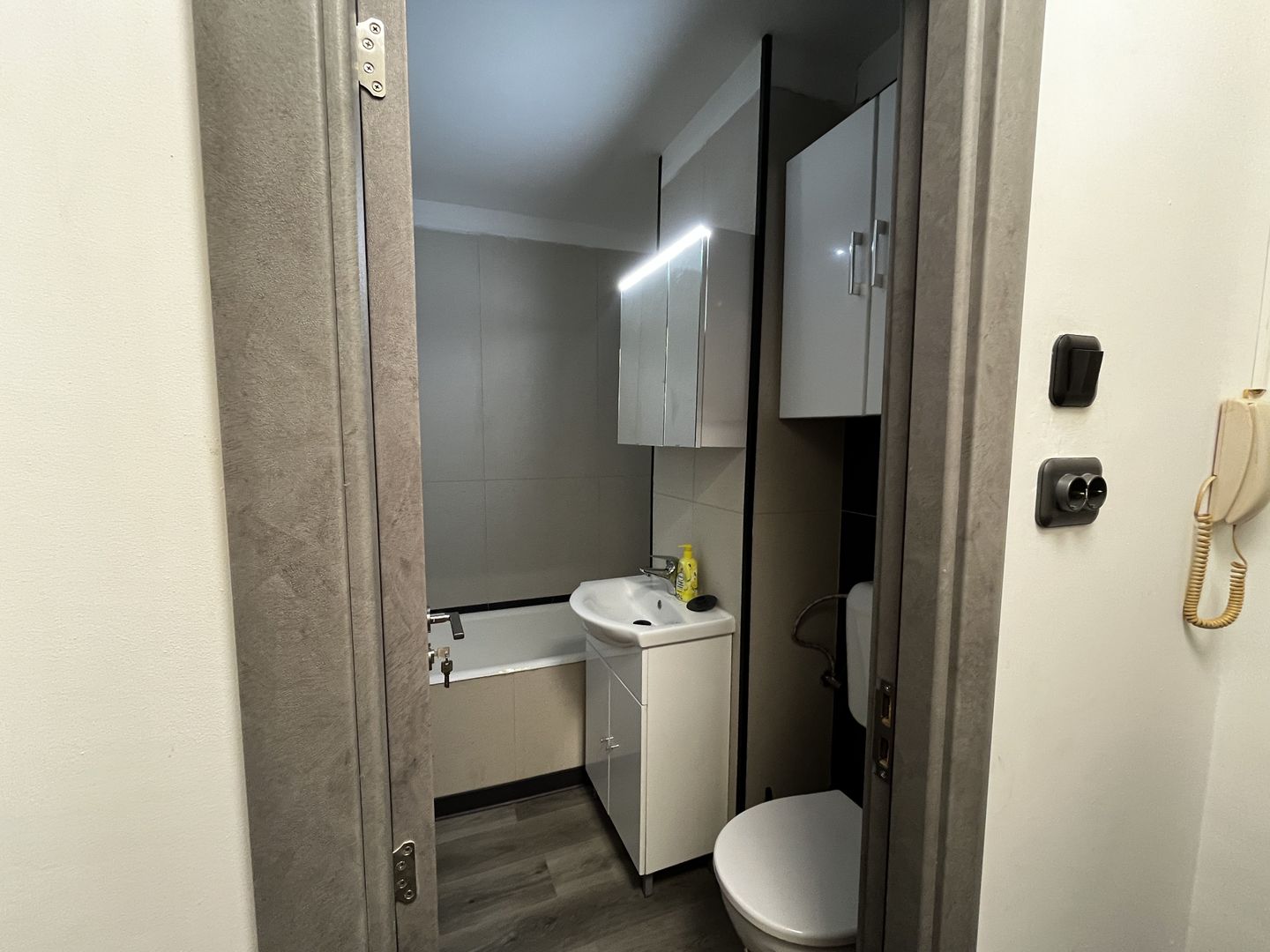 Garsonieră renovată 2025, parter, mobilată complet, zona Titan - Poză 4