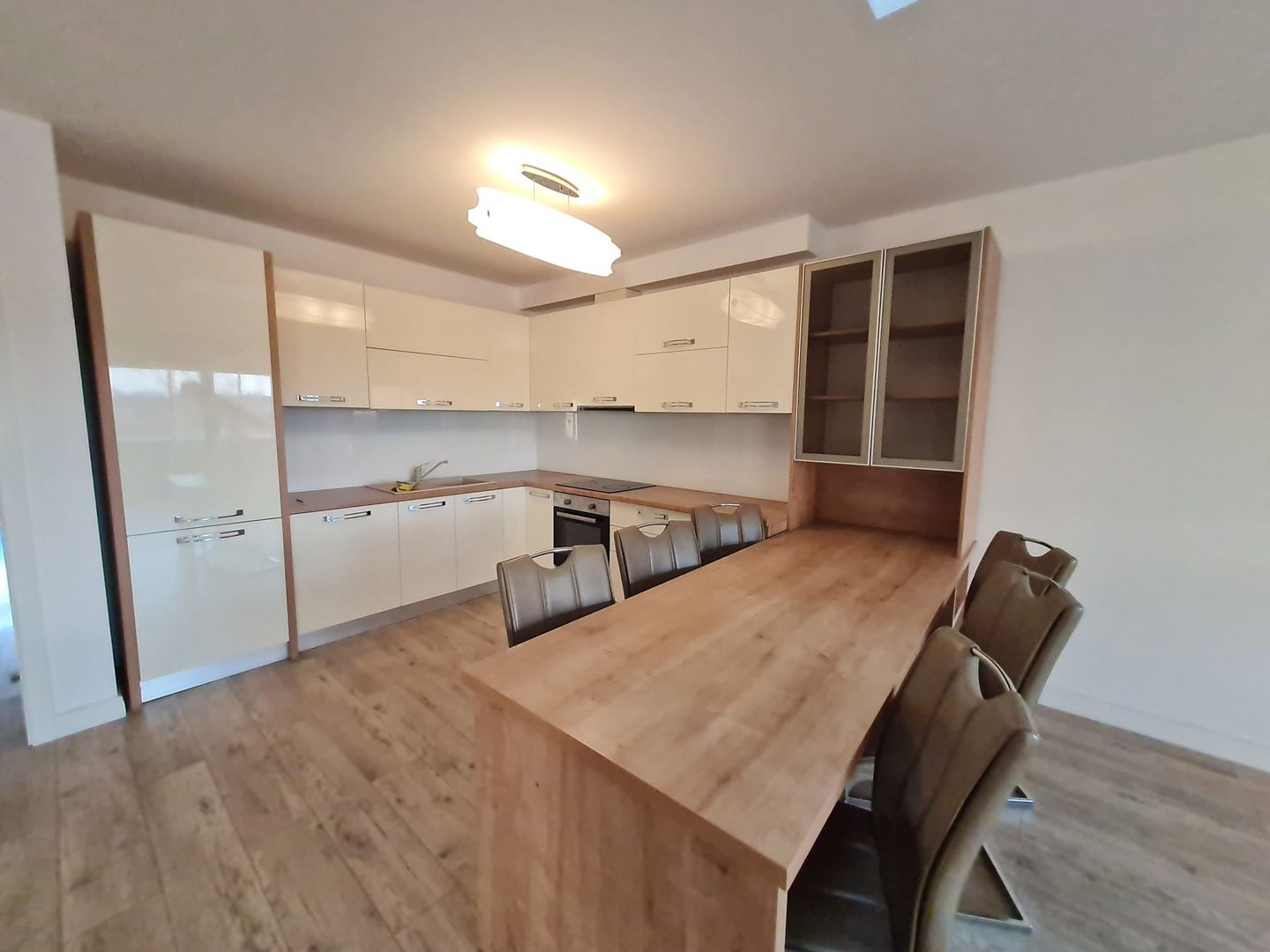 Apartament generos 4 camere zona Elisabetin - Poză 2