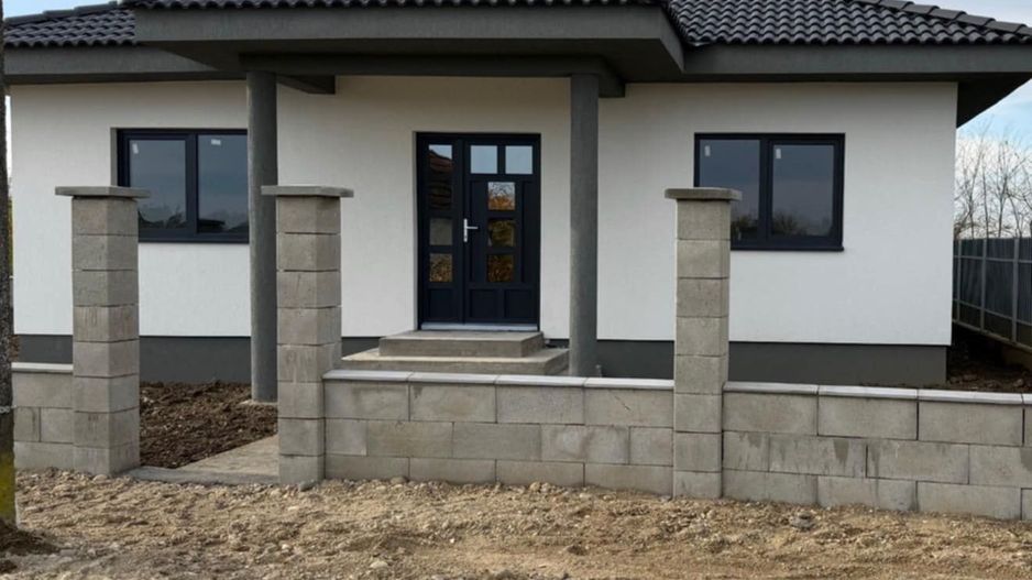 Casa de vanzare în lazuri - Poză 1