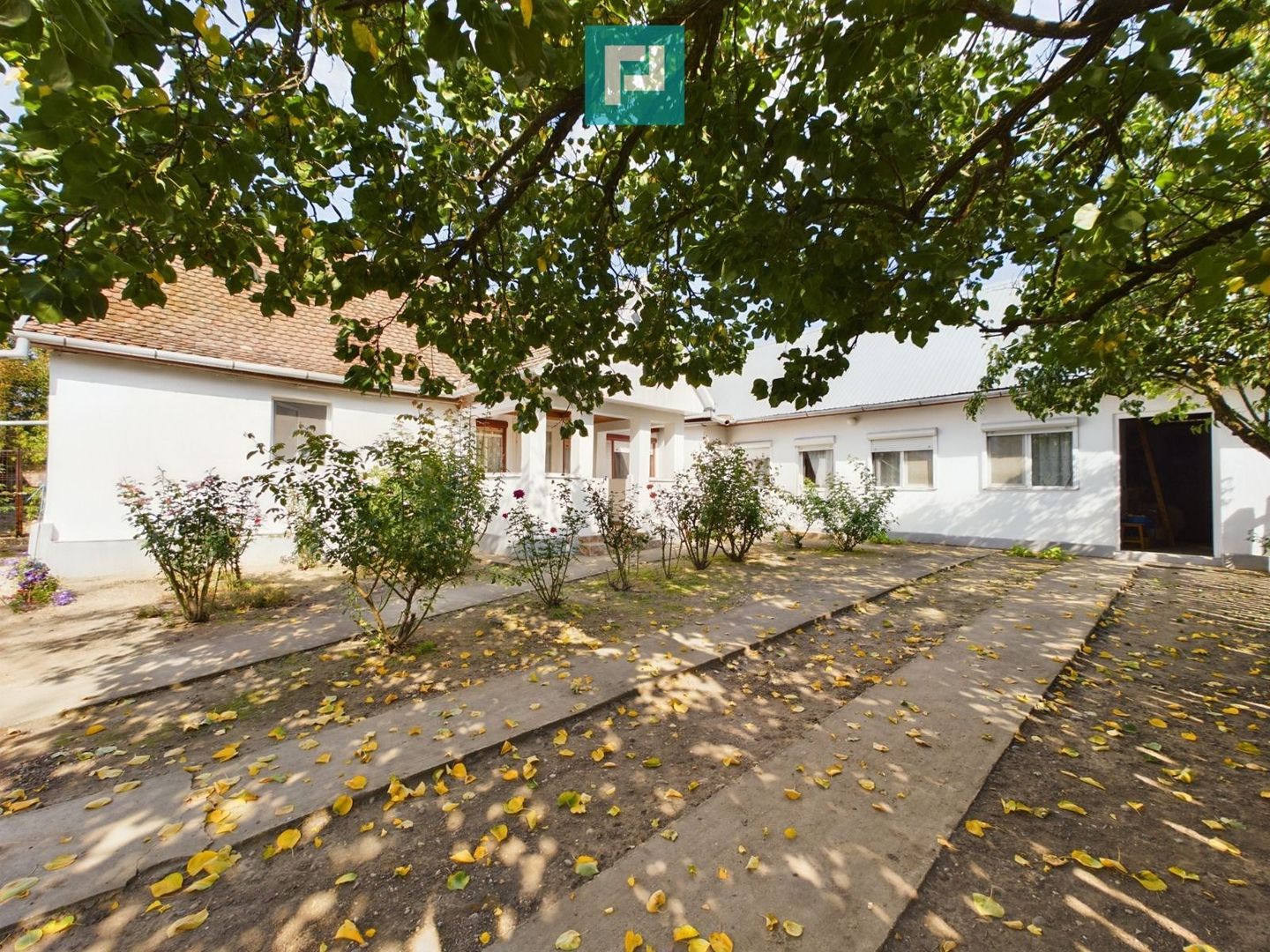 Casă cu teren 2877 mp, orașul Ineu - Poză 1