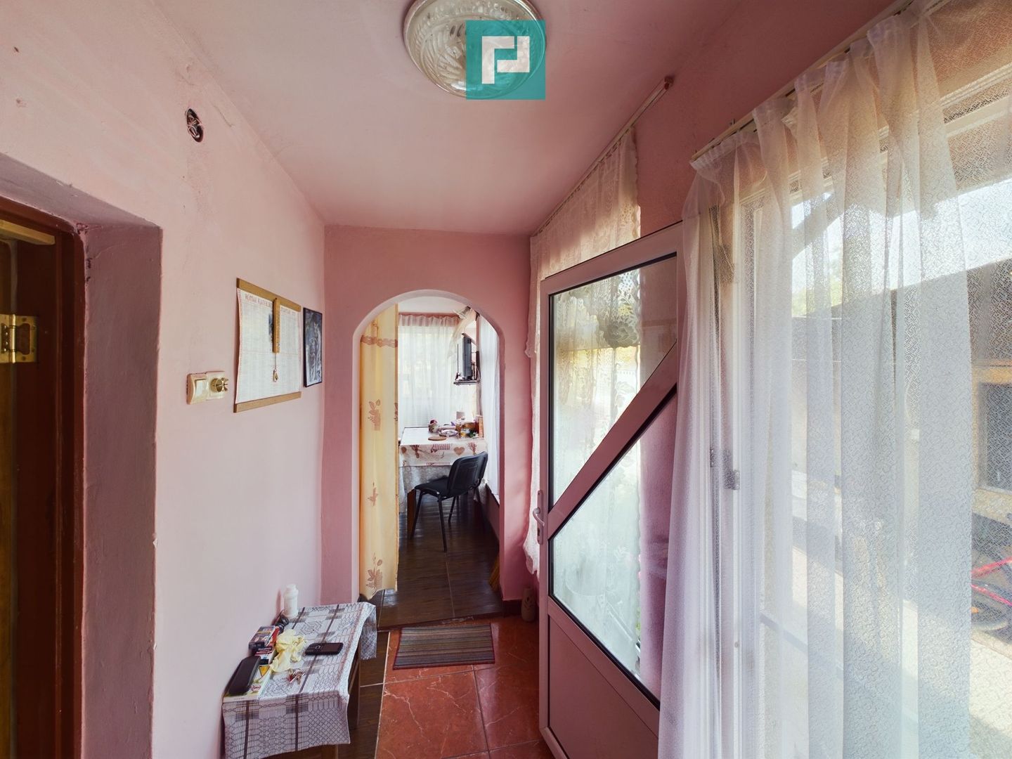 Casă cu 2 camere și 456 mp teren în Ghioroc - Poză 8