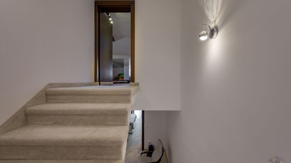 Vilă renovată P+1+M  | Foișor vitrat, grădină și jacuzzi - Poză 26