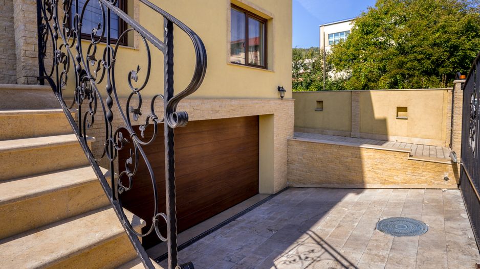 9 camere, 5 bai, spatiu hobby, gradina, garaj,locatie buna - Poză 24