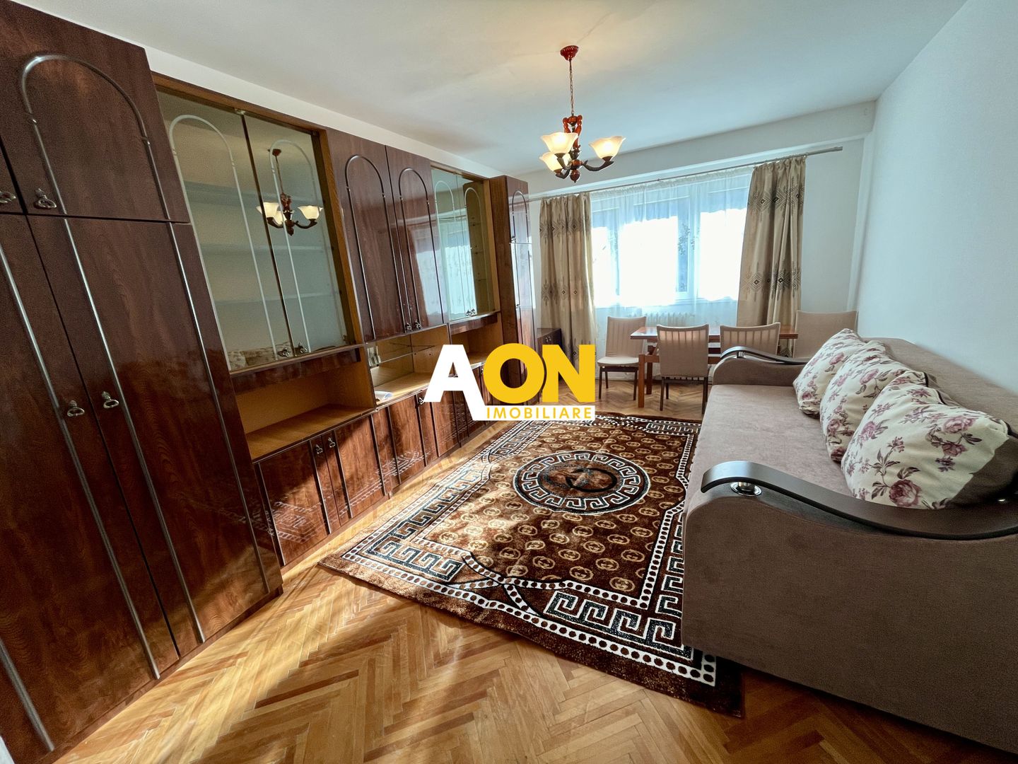 Apartament cu 3 Camere, Etaj 1, Decomandat, Zonă Ultracentrală - Poză 1