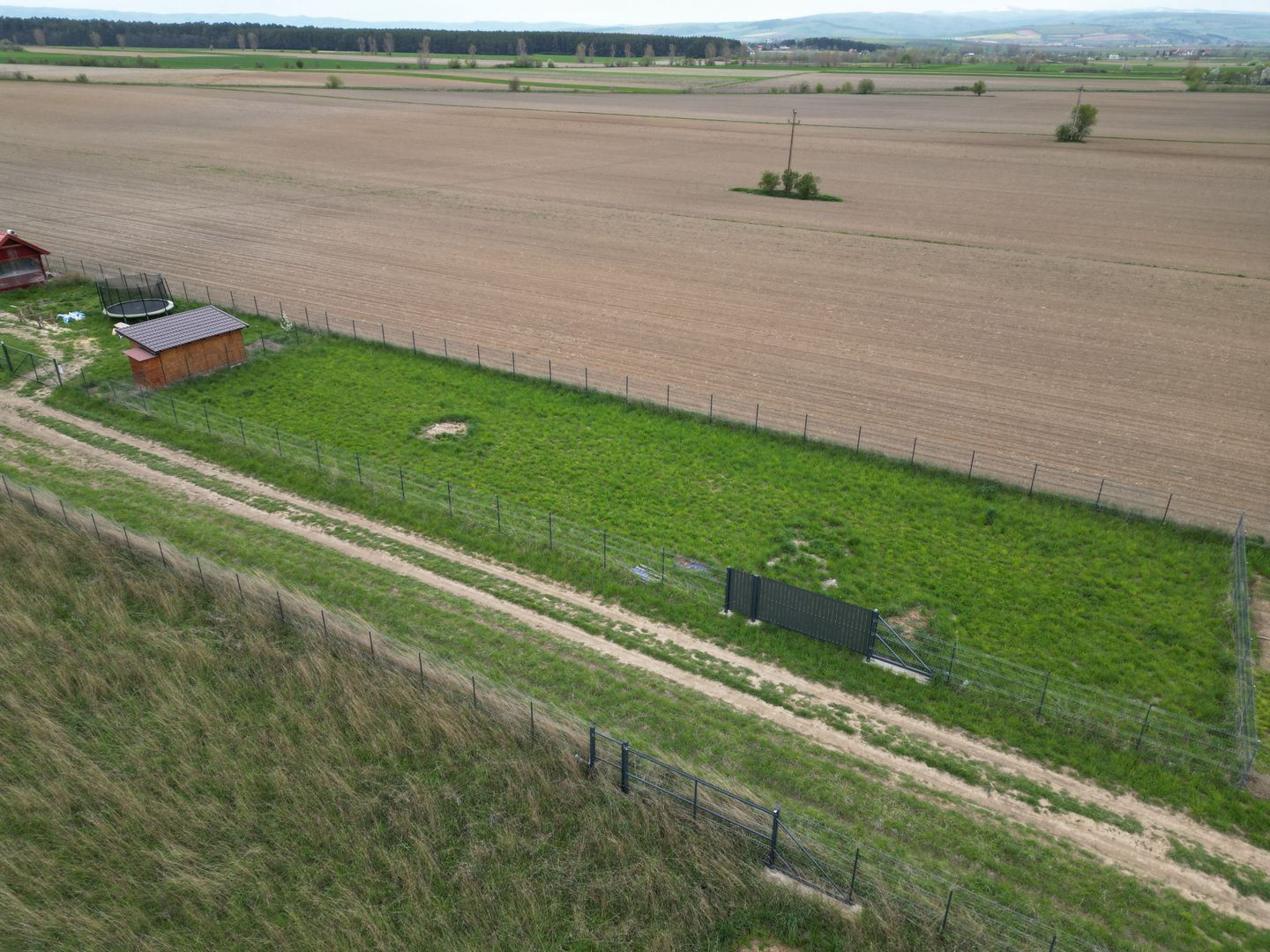 Teren intravilan 710 M²  împrejmuit com. Reci Covasna - Poză 1
