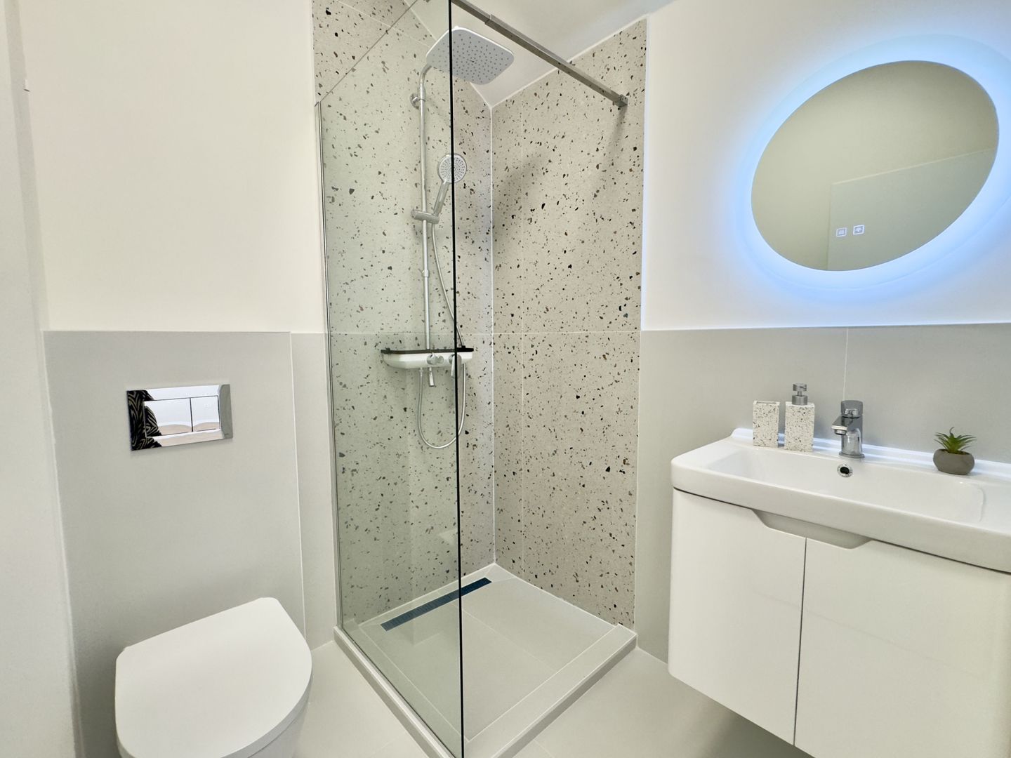 Apartament 3 camere, 2 bai, balcon, aer conditionat - finisat la cheie - Poză 5