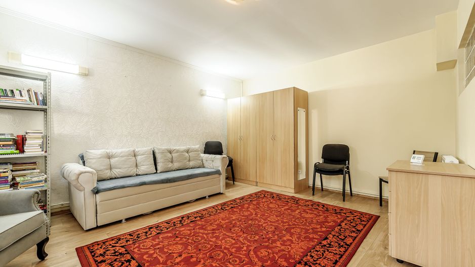 De închiriat apartament cu o cameră și curte interioară - Poză 2