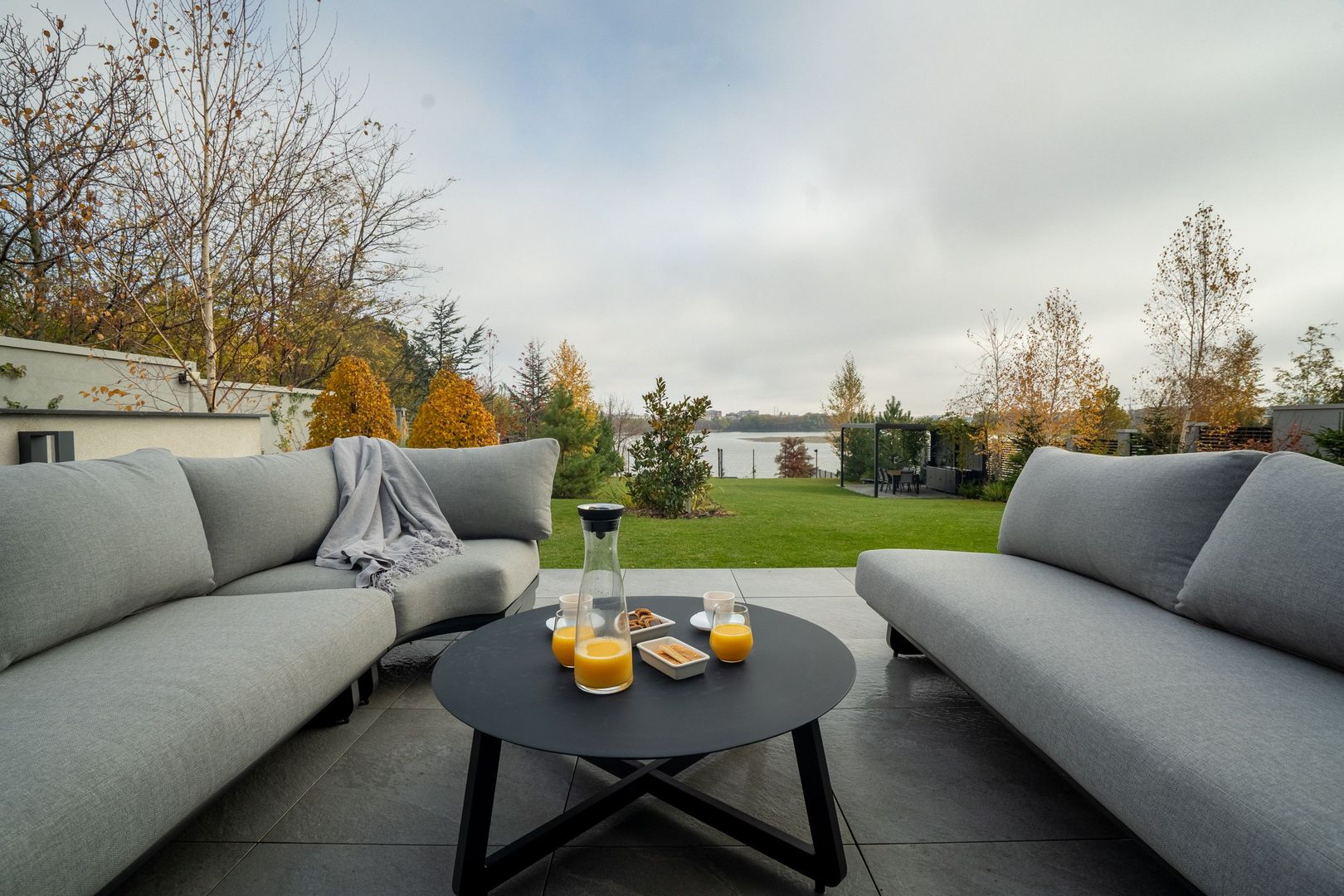 Smart-Home nZEB spectaculoasa Bucuresti Sector 1 cu deschidere lac -teren 2000mp - Poză 1