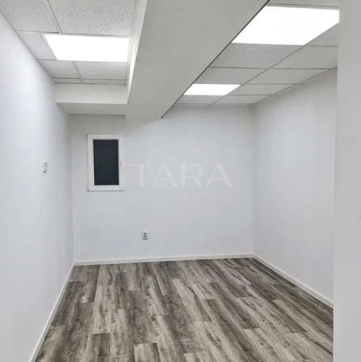 Camera/ Spatiu perfect pentru birou sau depozitare - Poză 2