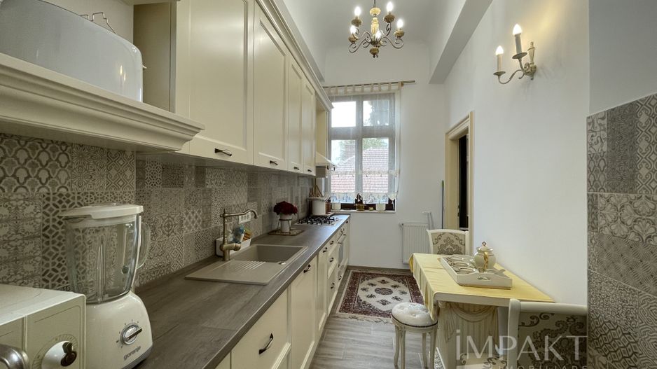 Apartament deosebit cu 3 camere, curte si parcare, aproape de Centru - Poză 10