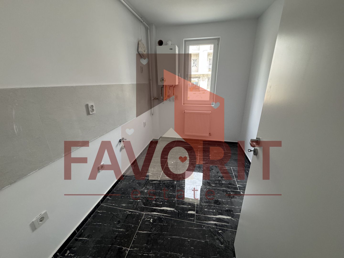 Decomandat. Disponibil imediat. Gradina proprie. Strada asfaltata - Poză 1