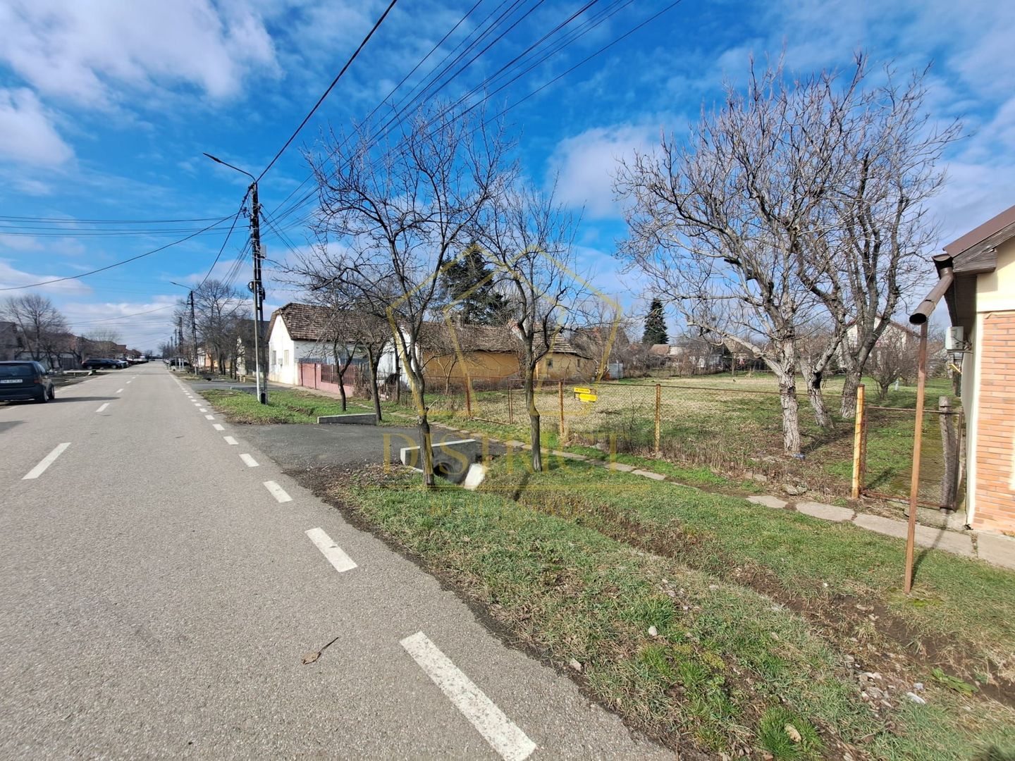 Teren imprejmuit pretabil pentru casa in vatra satului | Giarmata - Poză 1