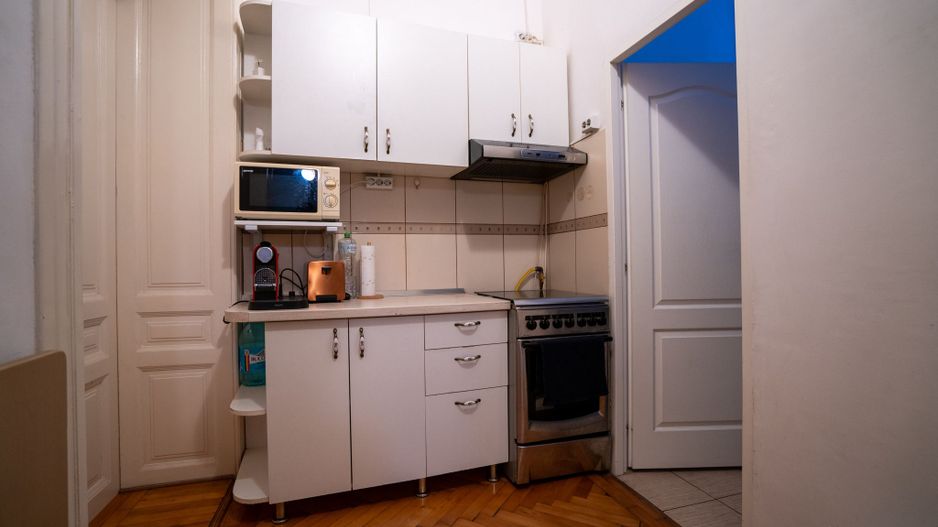 Apartament central de vânzare – la curte comună - Oradea - Poză 9