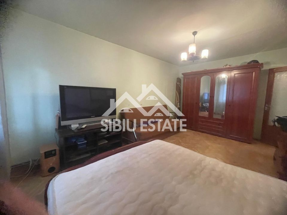 Apartament de vanzare cu 3 camere, decomandat,  2 balcoane, pivnita - Poză 4