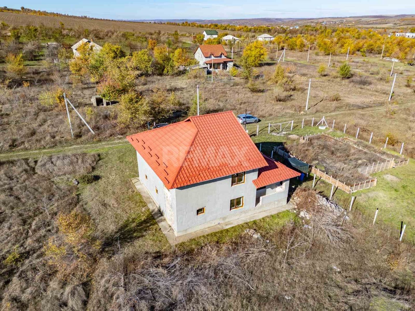 CASĂ CU 2 NIVELE – 136 m² | 4 DORMITOARE | 7 ARI ANENII NOI - Poză 2