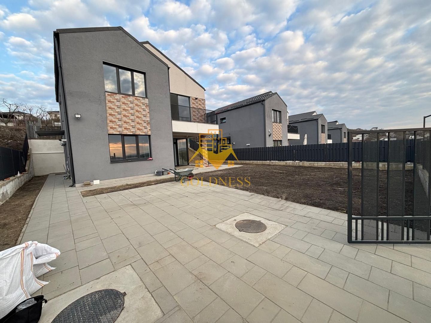 Casa moderna, prima inchiriere, 600 mp teren, curte, parcare, Dezmir - Poză 2