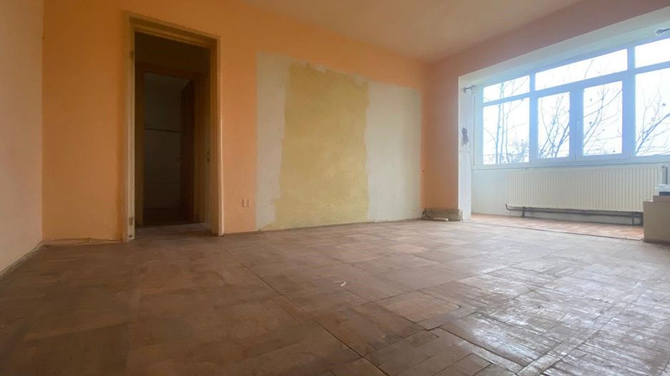 Vanzare apartament cu 3 camere în Micro 6  zonă căutată din Târgoviste - Poză 1