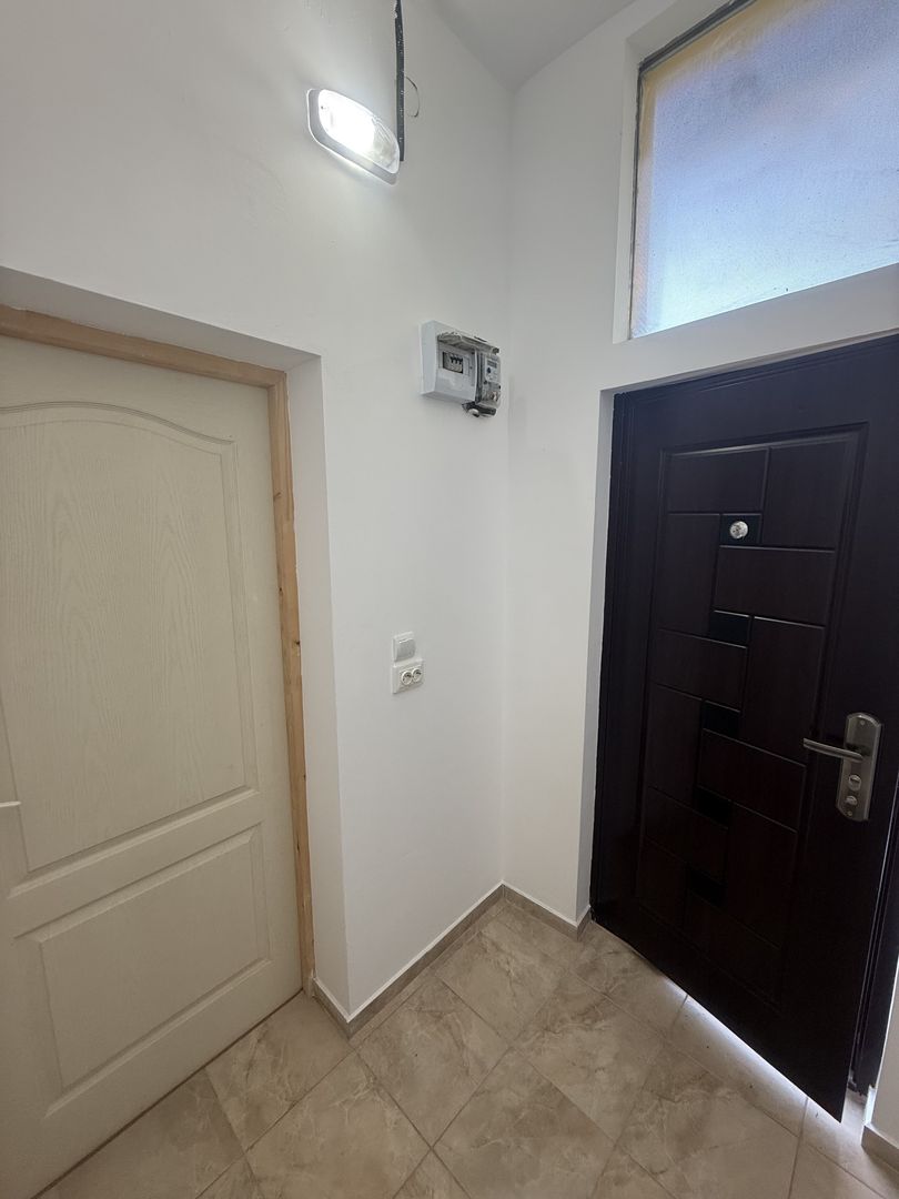 2 corpuri de Casă renovate + teren 125 mp Campina - Poză 24
