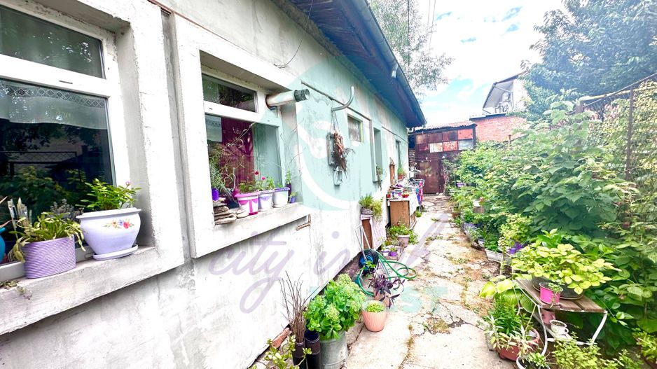 Teren de 250 mp cu casa -  la o distanta de 7 minute de statia de metrou - Poză 7