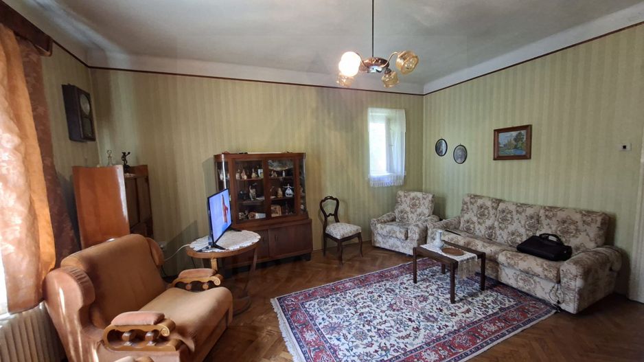 Casa individuala 185 mp utili S + P + E garaj si teren 777 mp Central - Poză 1