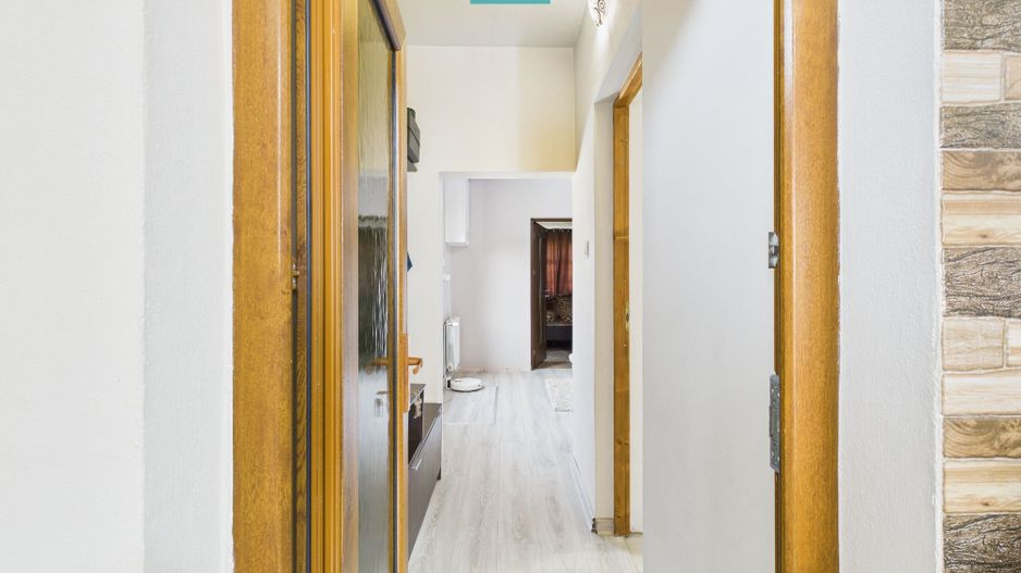 Casă cu 2 camere nou renovată cu anexă în Nădab - Poză 8