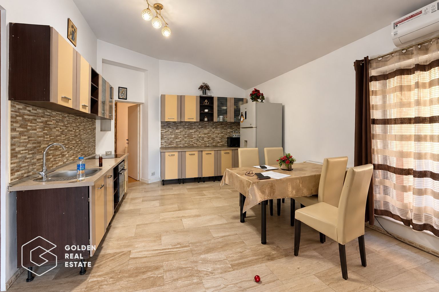 Casa individuala cu garaj si teren 556 mp, str Desseanu - Poză 9