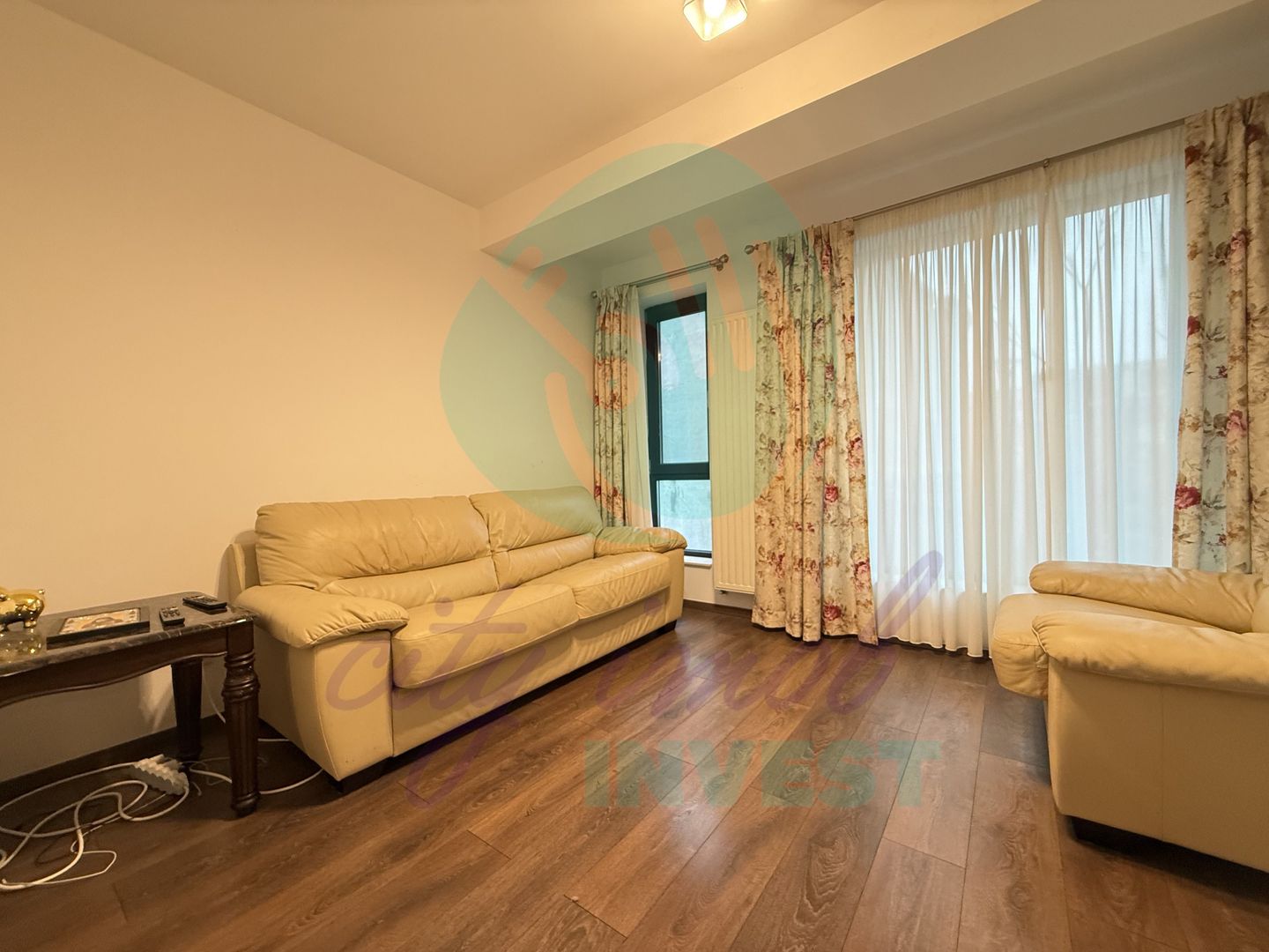 3 camere intr-o cladire cu arhitectura deosebita - Poză 8