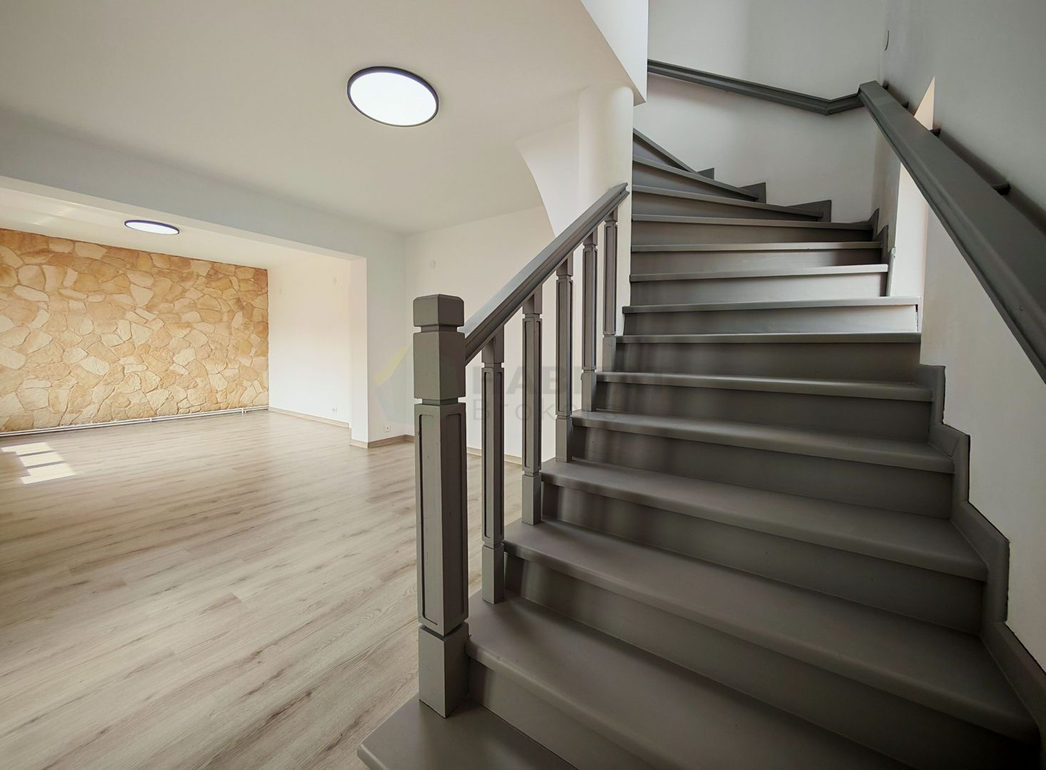 Vilă Individuală cu o curte generoasa zona Aparatorii Patriei - Poză 10