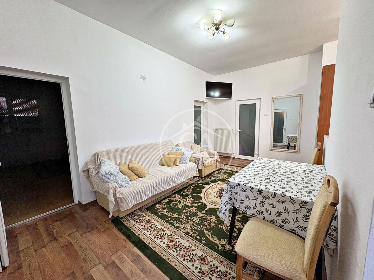Casă de închiriat cu 3 camere în zona Centrală, Oradea. - Poză 1