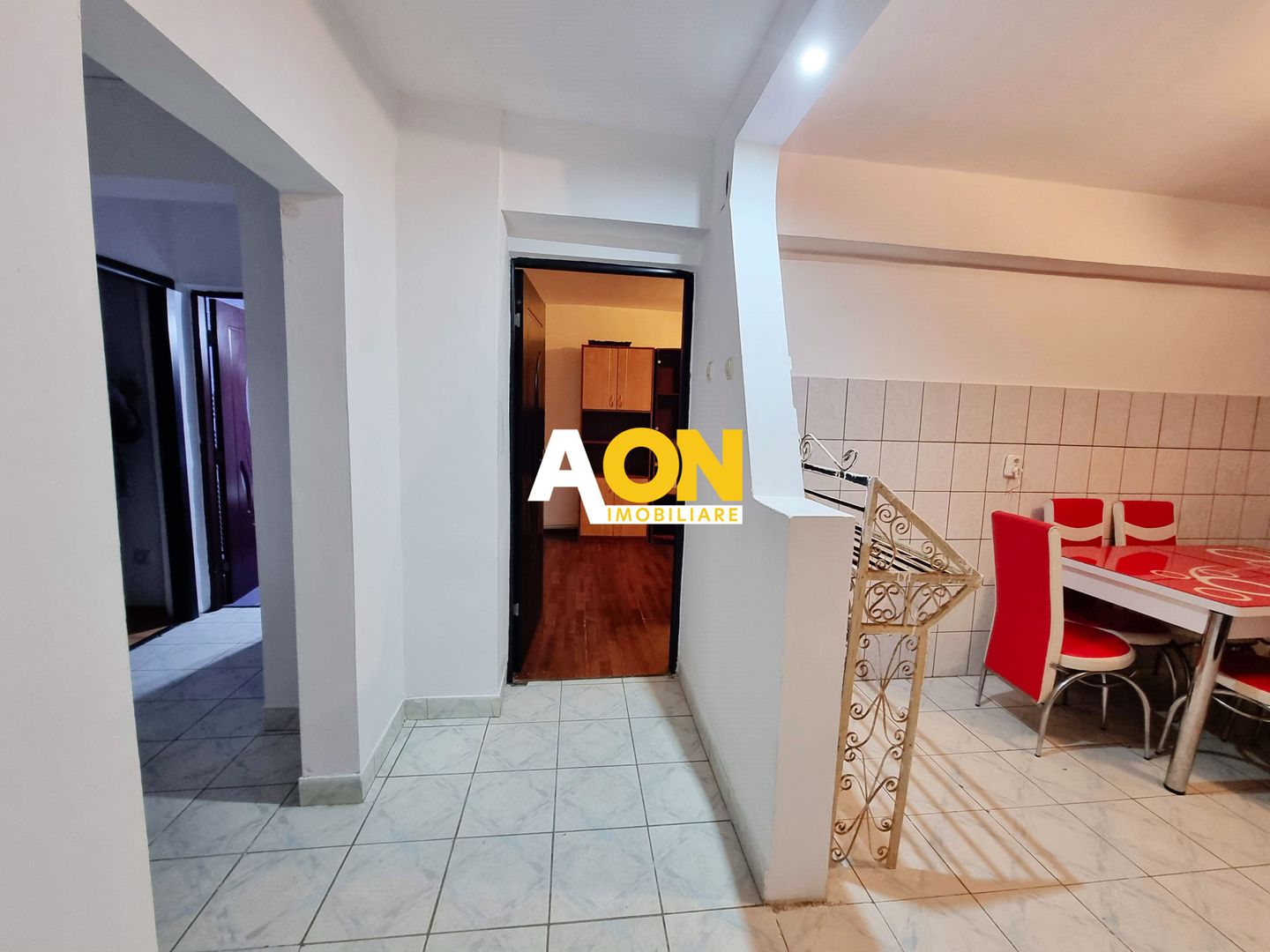 Apartament 3 camere, 2 bai, decomandat, etaj 3,  Cetate, zona Mercur - Poză 3