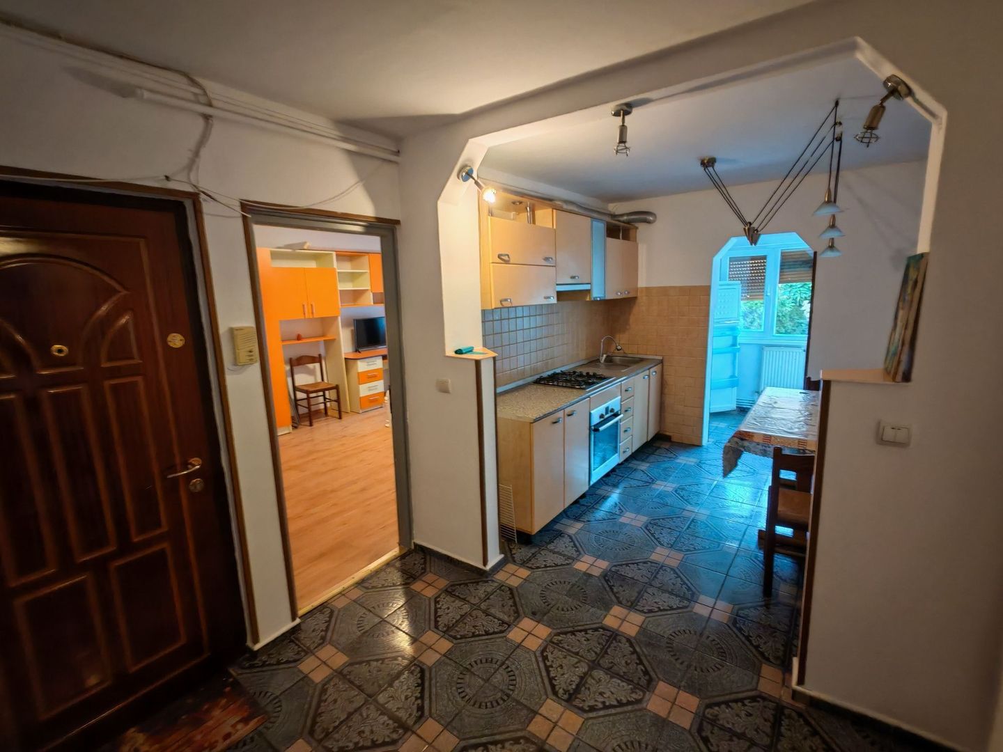 Ofer spre închiriere, pe termelung, apartament 2 camere, etaj 1n - Poză 3