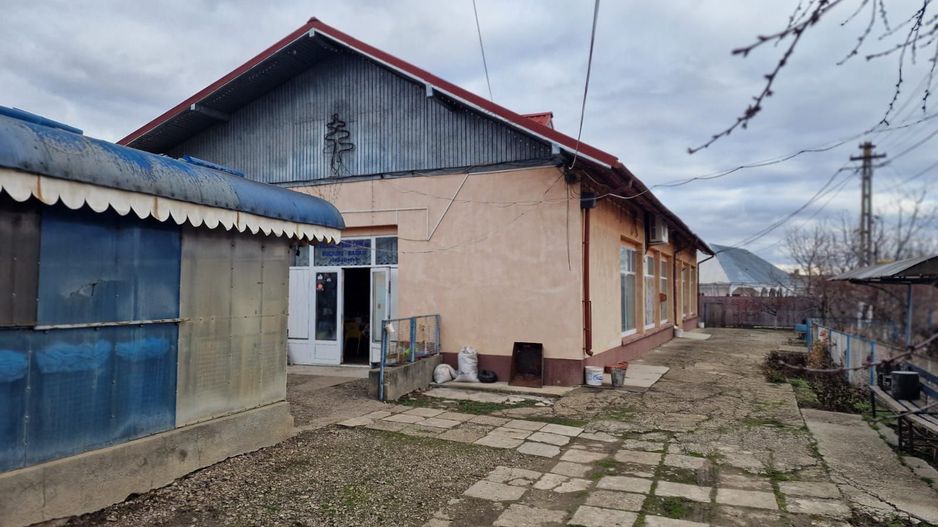 Se oferă spre vânzare / închiriere clădire cu spațiu comercial - Poză 10